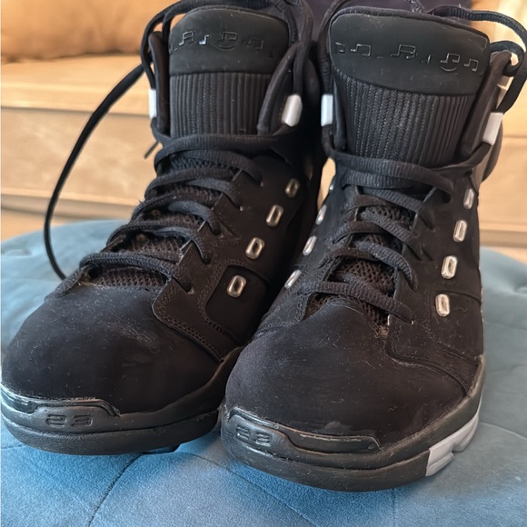 Gently used size 12 black Jordans - Picture 2 of 9